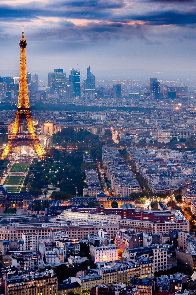 Эйфелева башня в сумерках