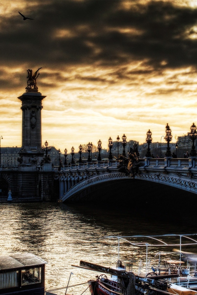 Мост в вечернем Париже