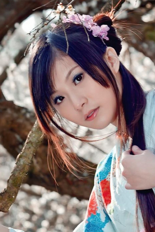 Японская девушка в кимоно