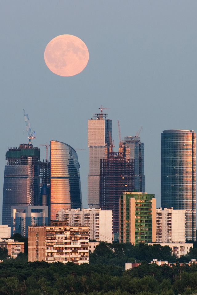 Day moon in moscow