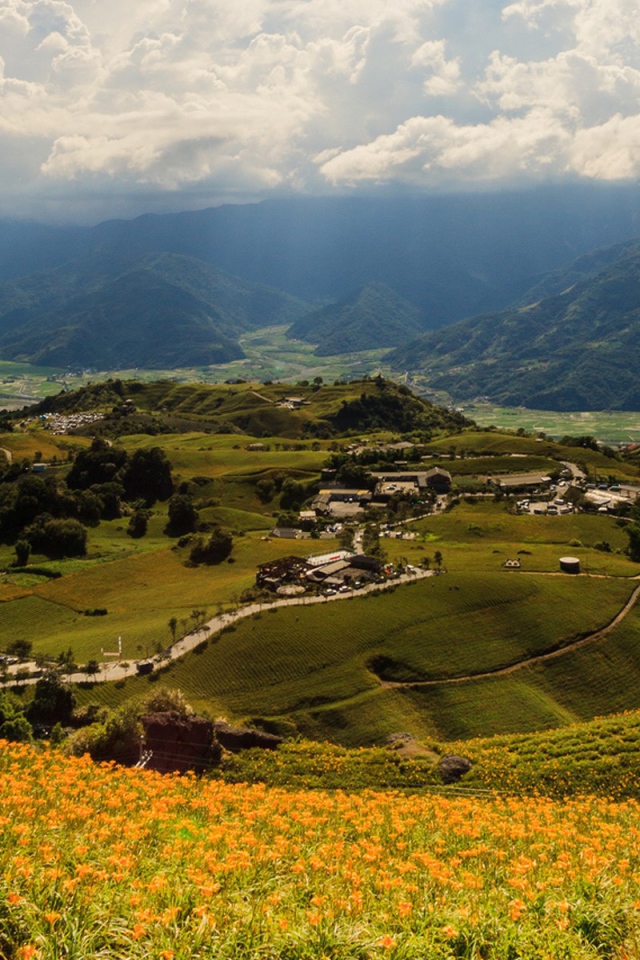 Холмистый зеленый пейзаж Тайваня