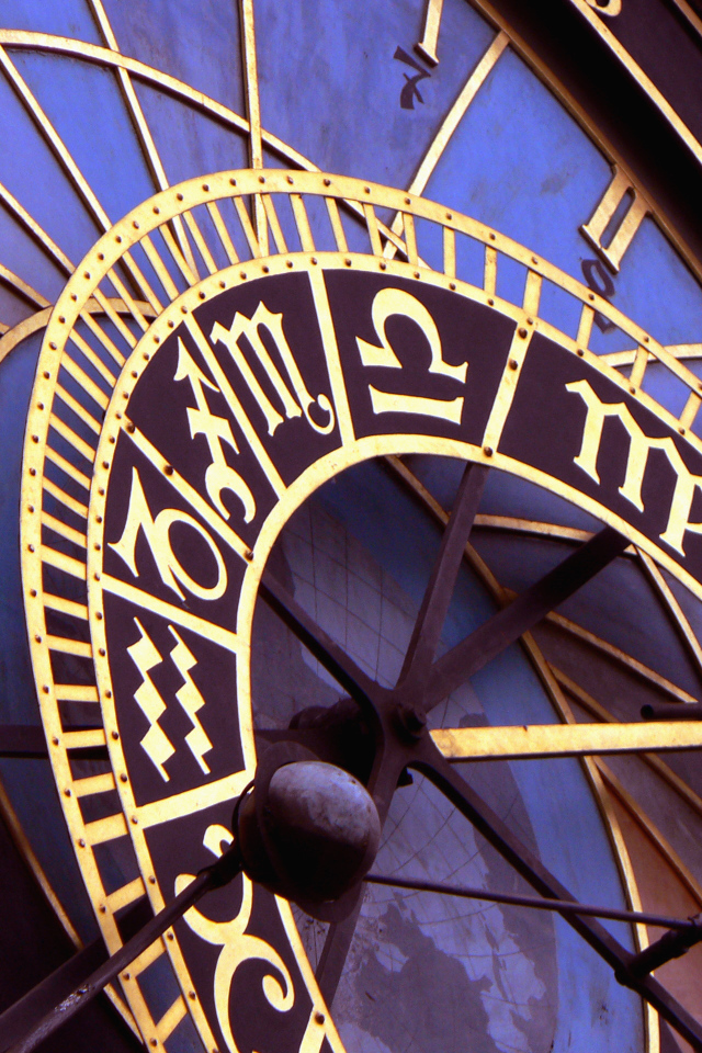 Астрологические часы крупным планом