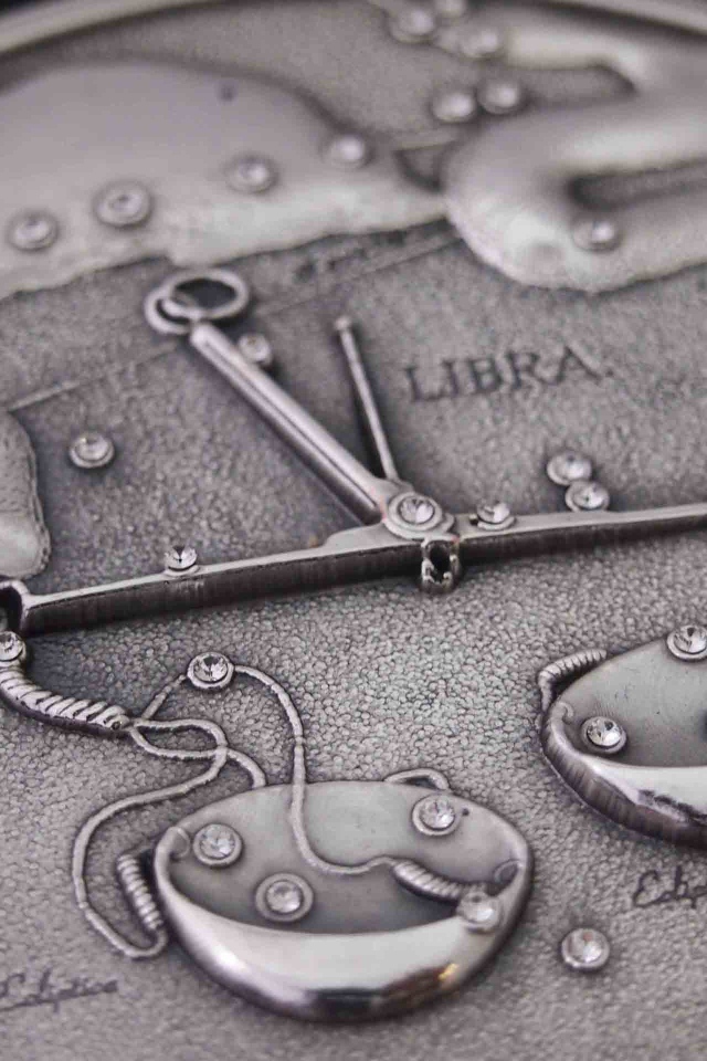 Весы на монете