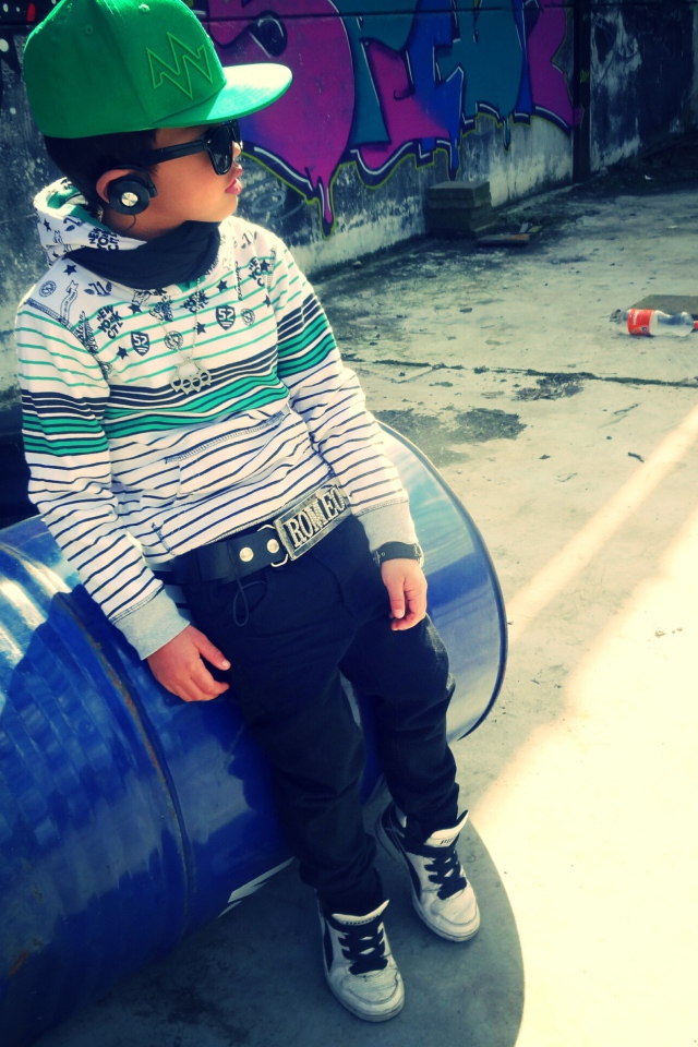 Мальчик в зелёной кепке и бочка, swag