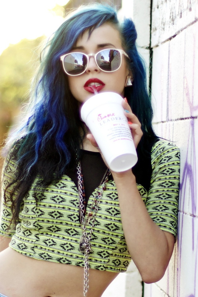 Девушка с напитком, swag