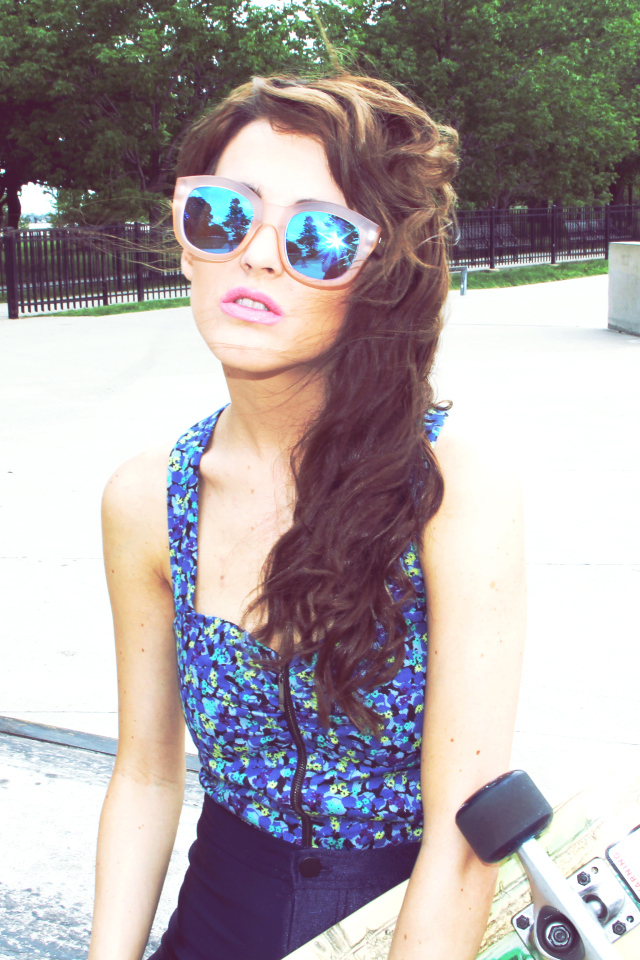 Девушка в очках и со скейтом, swag