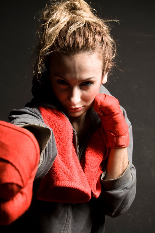 Спортивная девушка на тёмном фоне