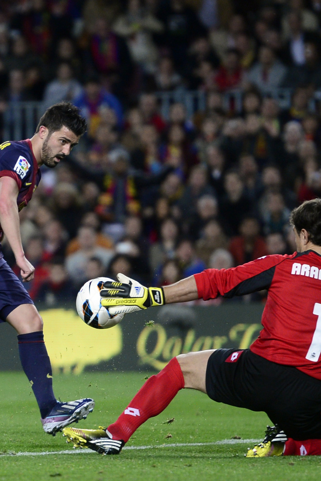 Барселона Франсеск Фабрегас направляет удар