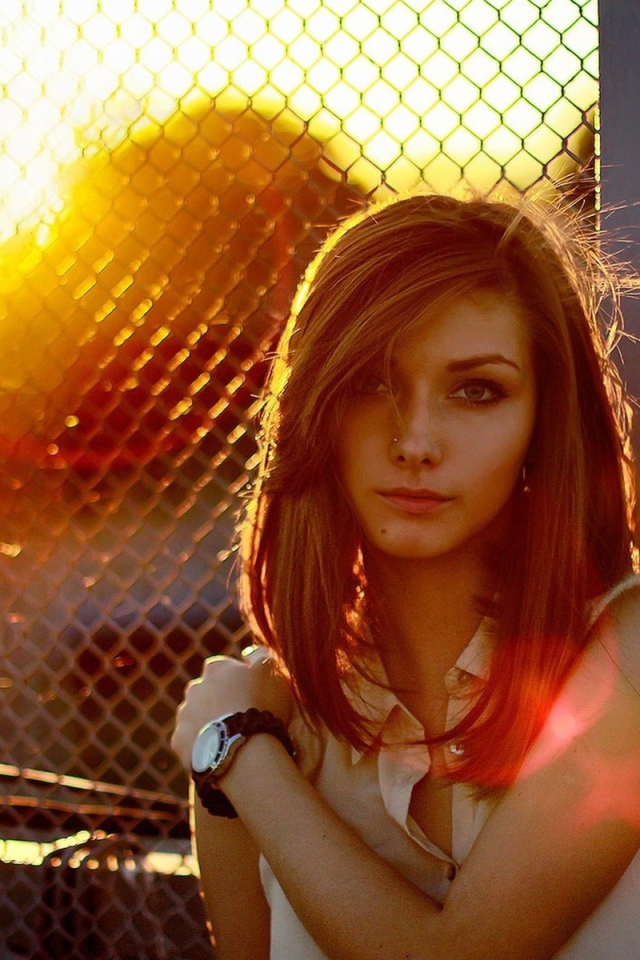 Красивая девушка шатенка с пирсингом в носу