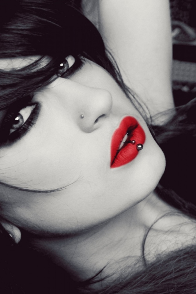 Красивая девушка брюнетка с пирсингом в носу и губе