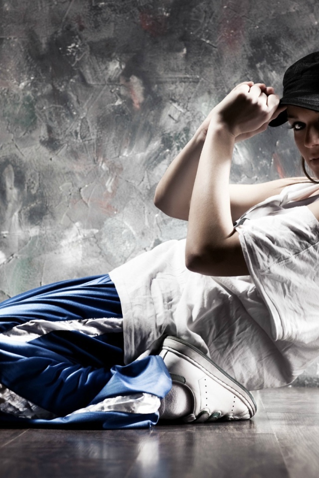 Красивая девушка танцорка