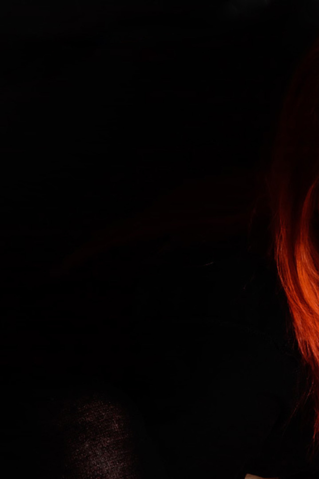 Красивая девушка рыжеволосая с пирсингом на лице