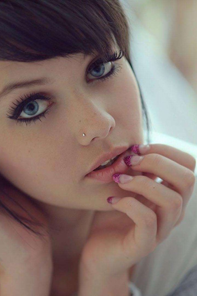 Красивая девушка брюнетка с короткими волосами и пирсингом в носу