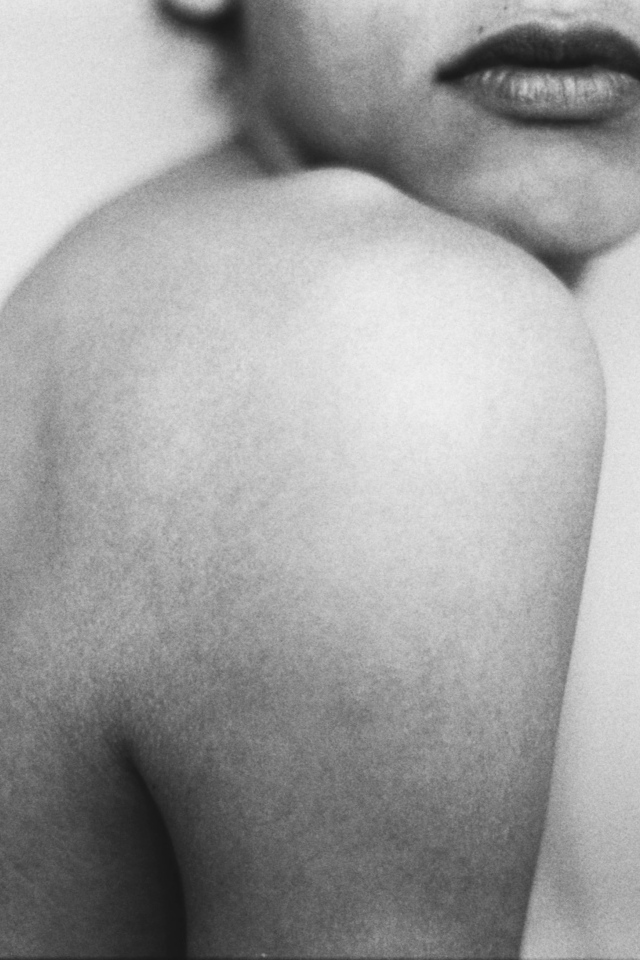 Чёрно-белая красивая фотография девушки