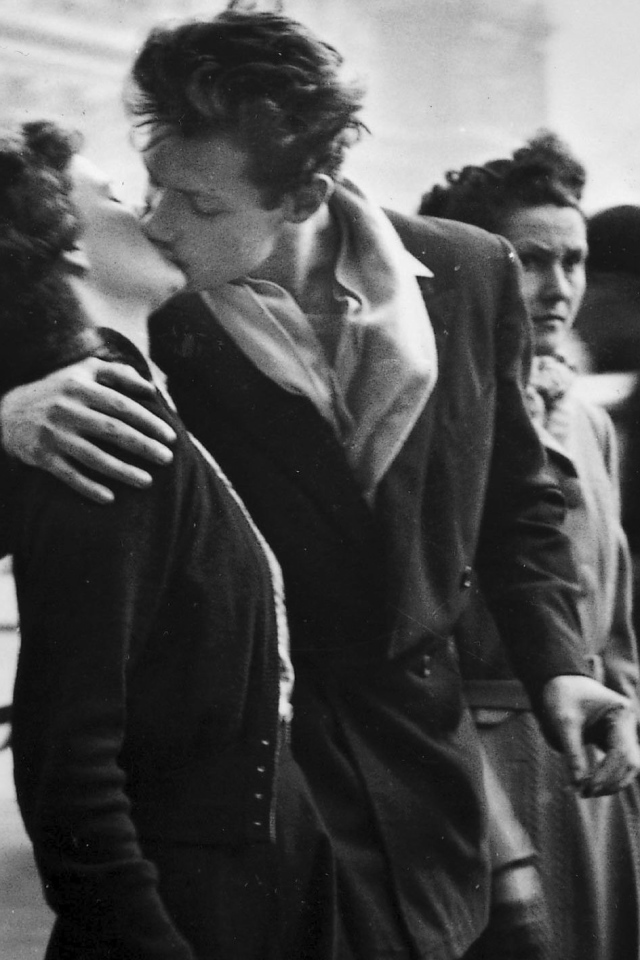 Черно-белая фотография влюбленных в Париже