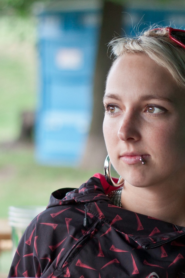 Девушка блондинка с дредами и пирсингом в губе