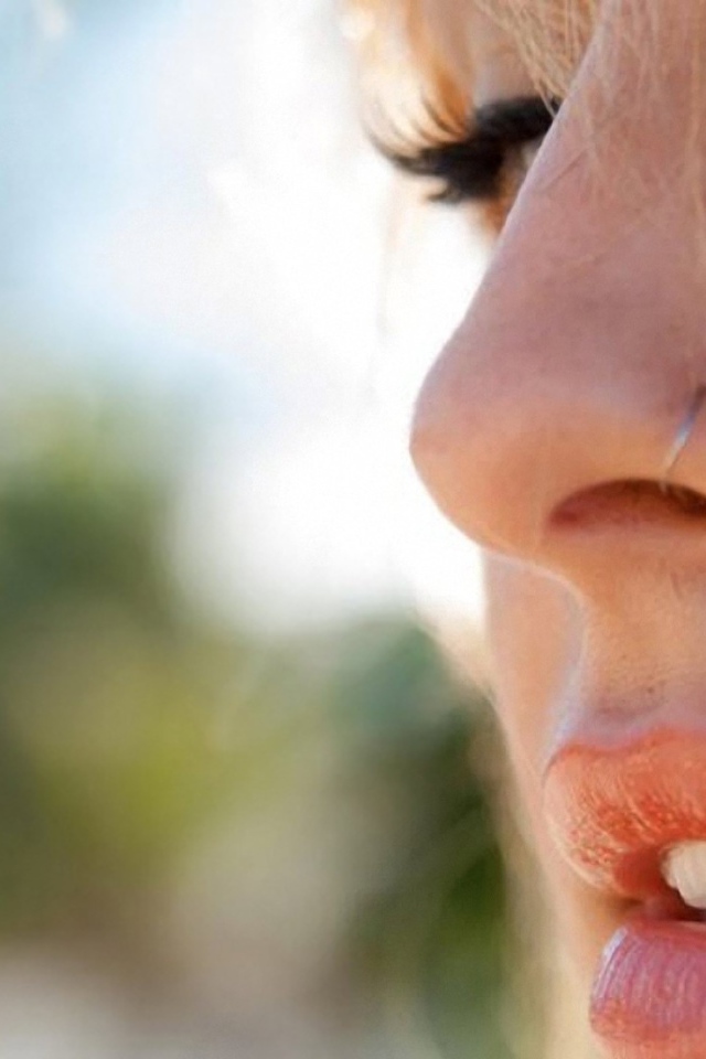 Девушка блондинка с пирсингом в носу крупным планом