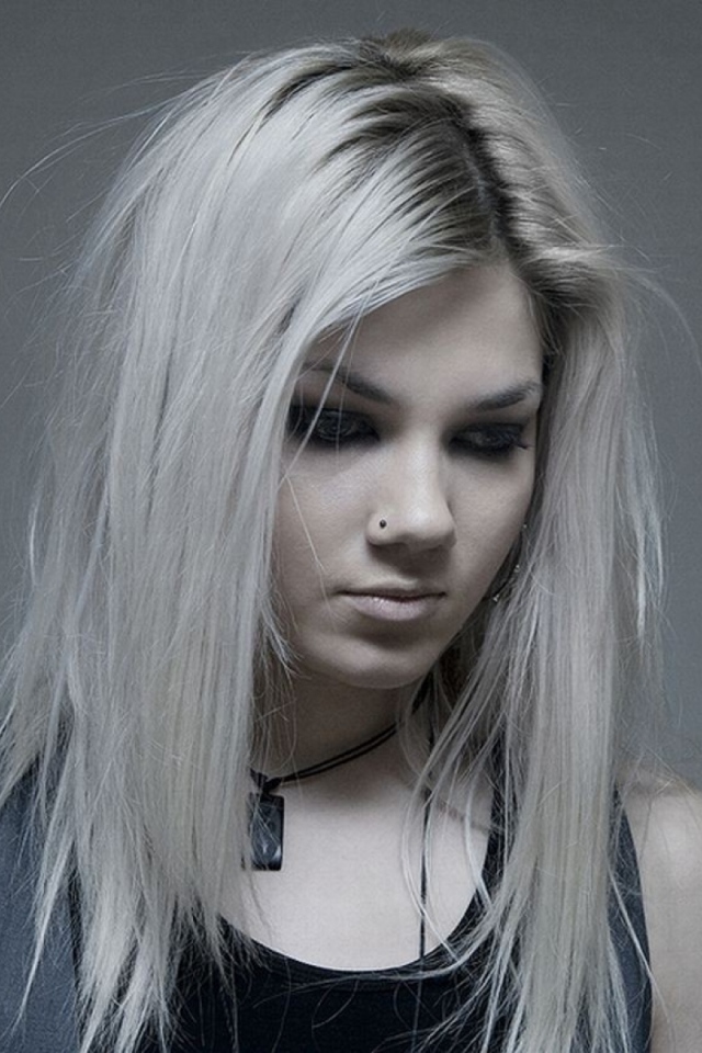 Девушка блондинка с пирсингом в носу