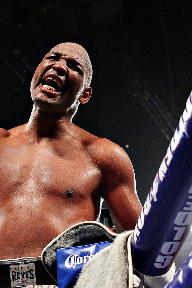 Боксер Бернард Хопкинс выиграл сражение