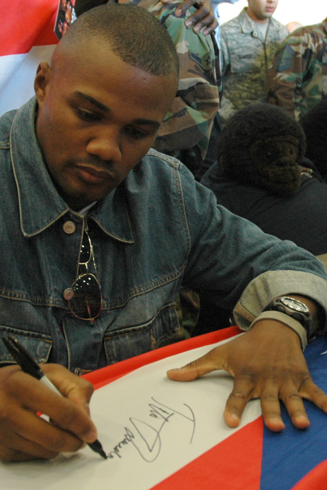 Боксер Феликс Тринидад подписывает флаг