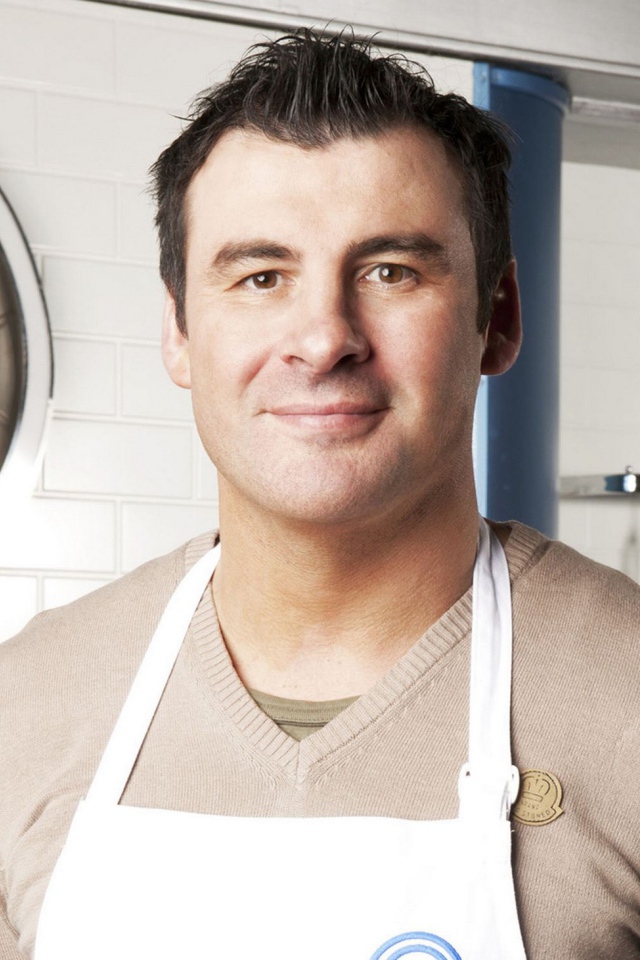 Боксер Джо Кальзаге на кухне