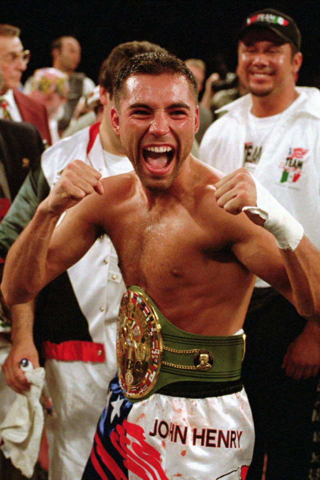 Боксер Оскар Дела Хойя и его пояс