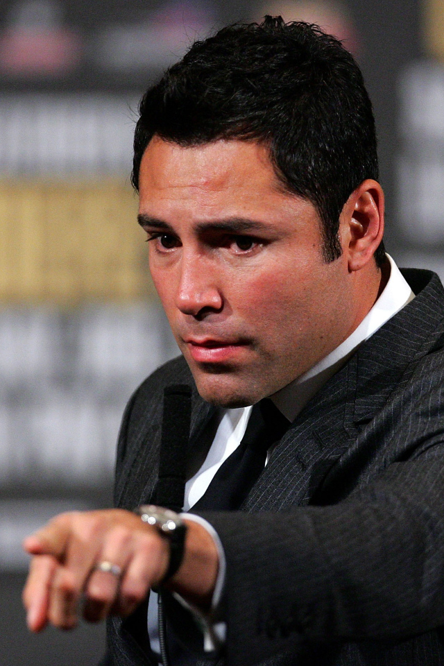 Боксер Оскар Дела Хойя в черном костюме