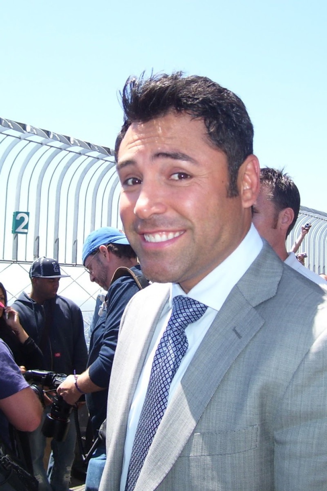 Боксер Оскар Дела Хойя в серебряном костюме