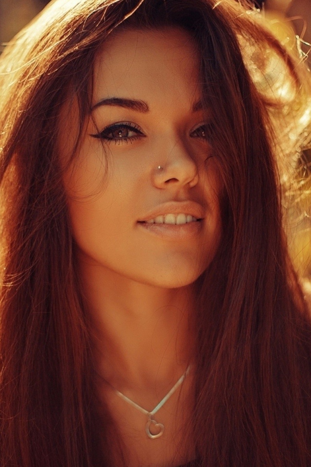 Девушка шатенка с пирсингом в носу