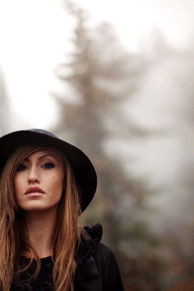 Девушка шатенка с пирсингом в носу и губе