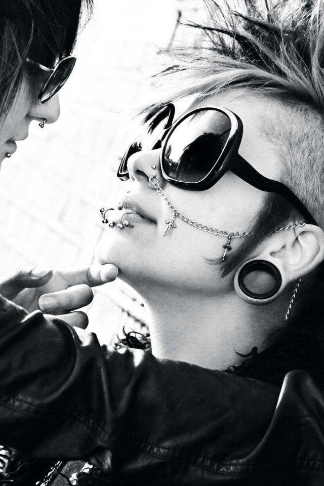 Девушки брюнетки с пирсингом в носу и губе