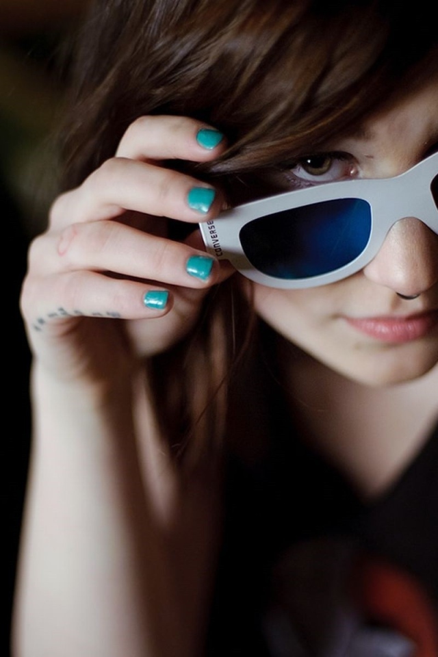 Девушка брюнетка в очках и с пирсингом в носу