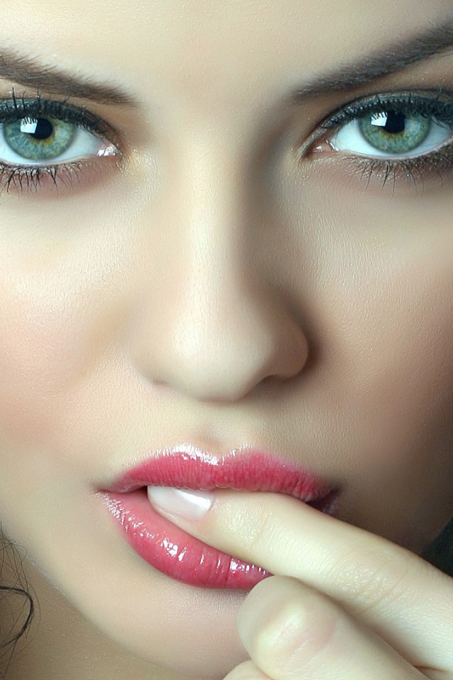 Девушка брюнетка с пирсингом в ушах