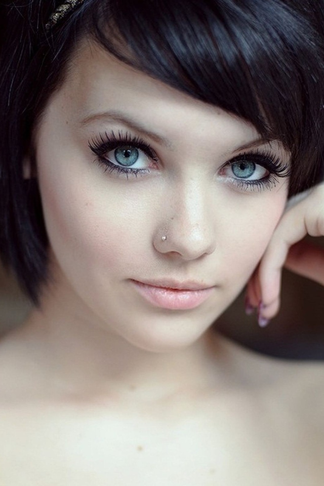 Девушка брюнетка с короткими волосами и пирсингом в носу