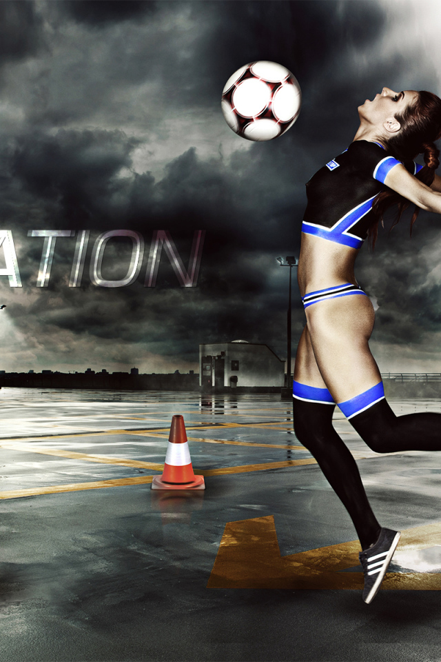 Брюнетка с футбольным мячом