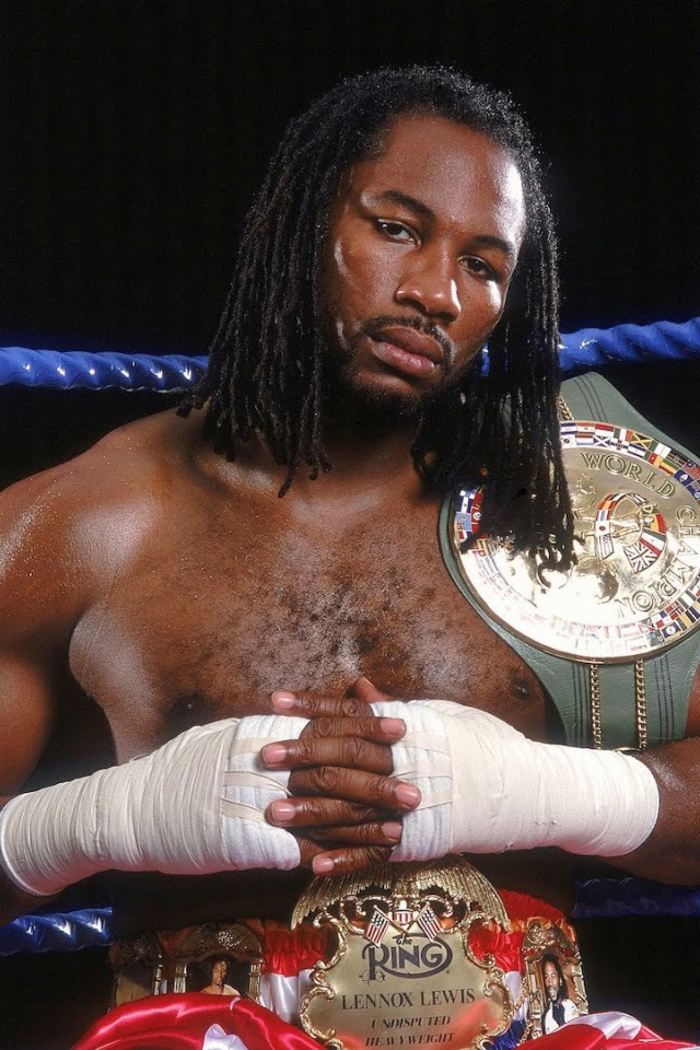 Чемпион Леннокс Льюис и его пояса