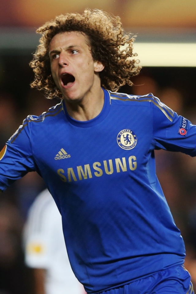 Челси Давид Луис на поле