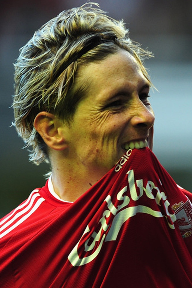 Челси Фернандо Торрес кусает его футболку