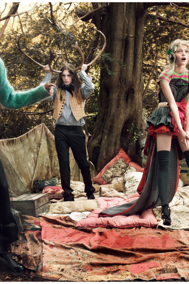 Креативная фотография людей в лесу