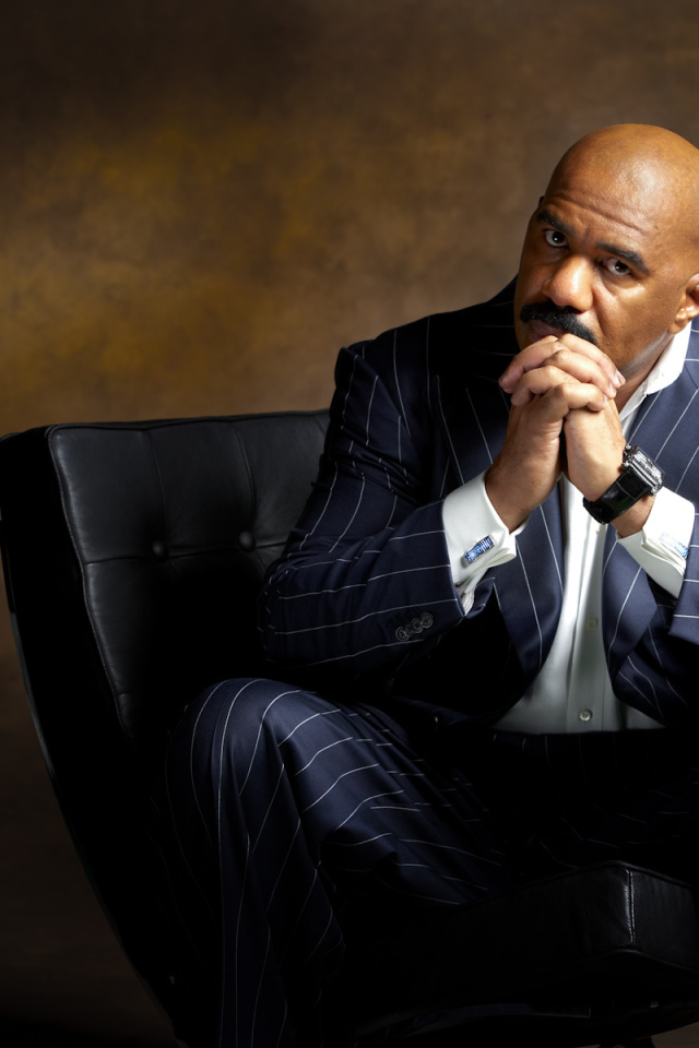 Эвандер Холифилд в синем костюме