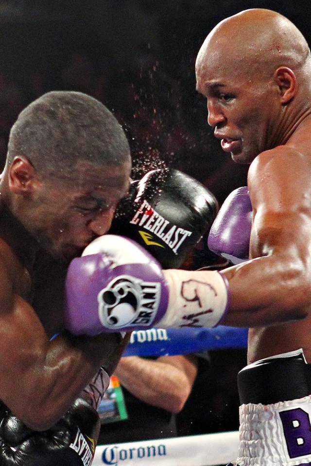 Известный боксер Бернард Хопкинс на ринге