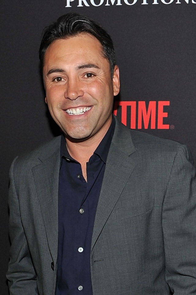 Известный боксер Оскар Дела Хойя улыбается