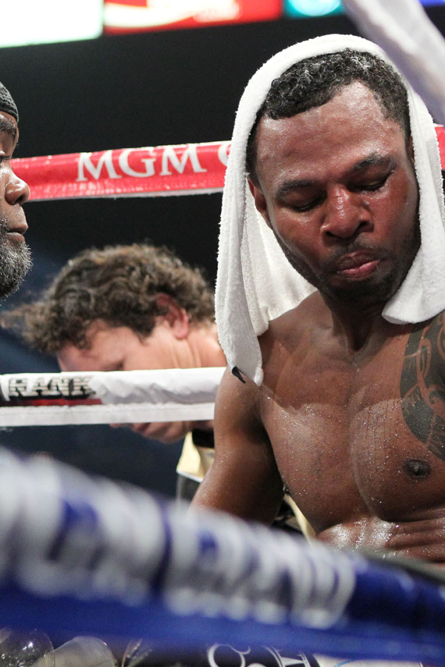 Известный боксер Шейн Мосли после третьего раунда