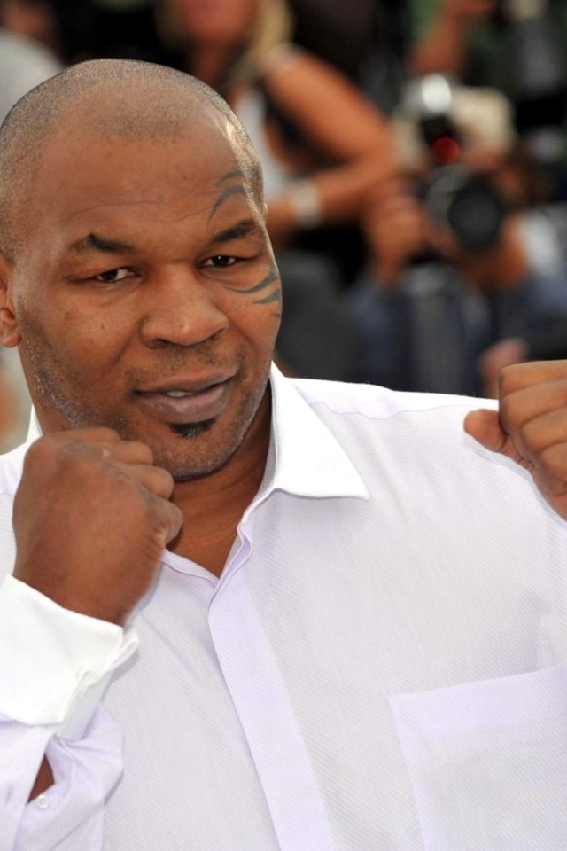 Известный Майк Тайсон в белой рубашке