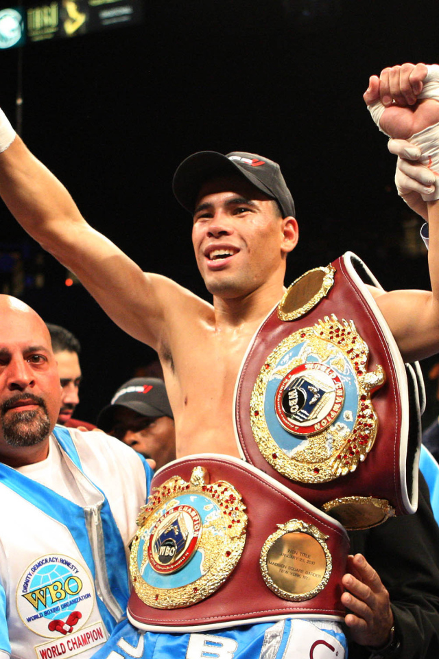 Известный боксер Феликс Тринидад и его пояса