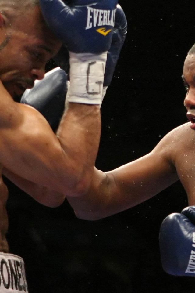 Известный боксер Феликс Тринидад выполняя апперкот