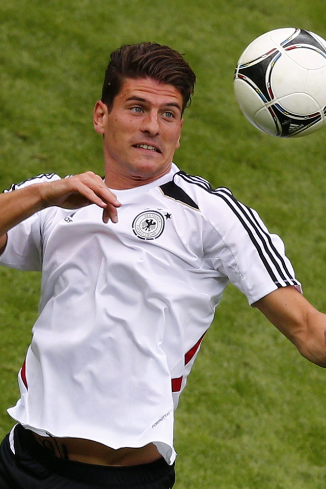  Фиорентина Марио Гомес пытался отбить мяч