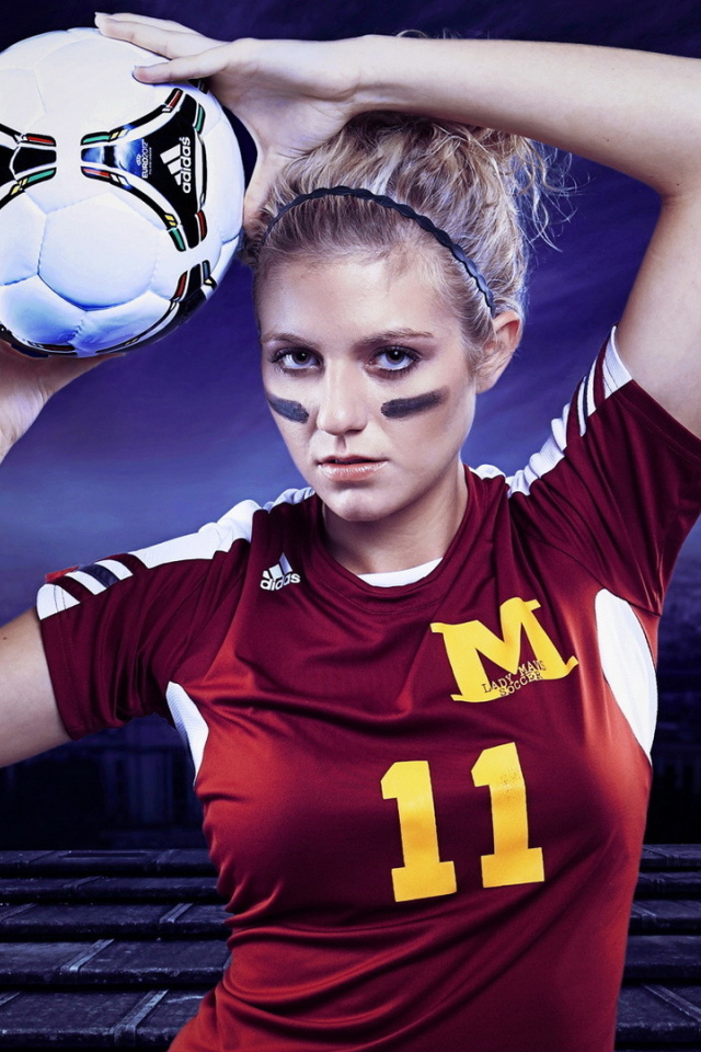 Футболистка со светлыми волосами