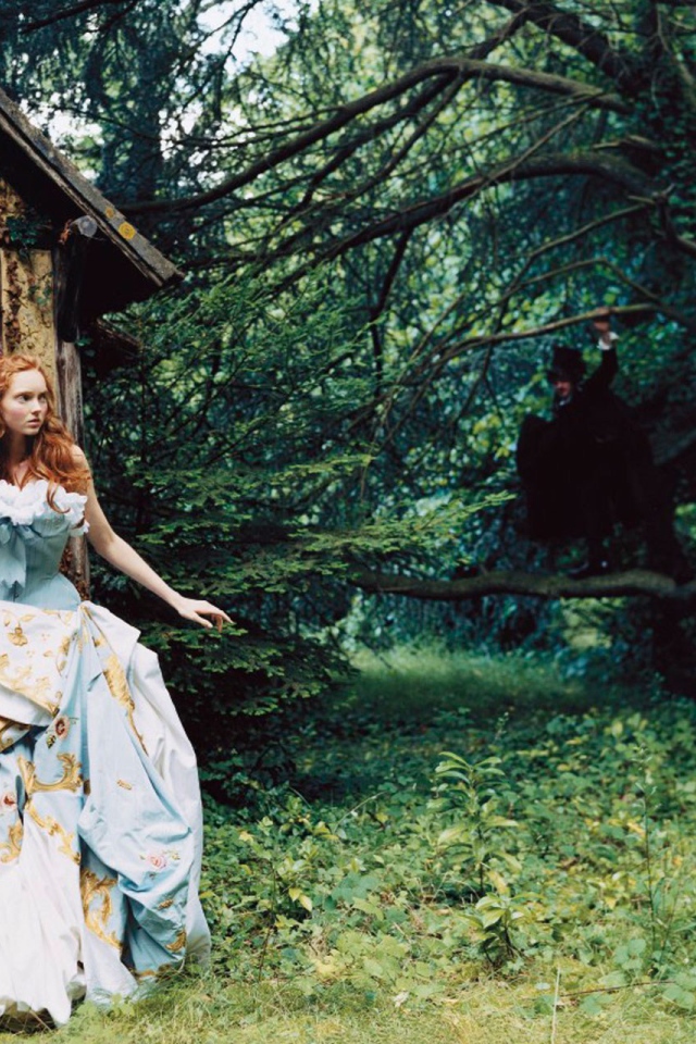 Призраки за окном дома