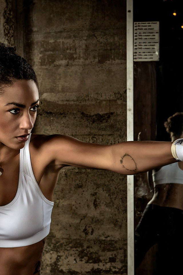 Девушка и груша для битья